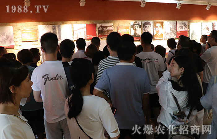 ���������(y��ng)����һ�ӵľ�����һ�ӵ�ɽ����һ�ӵļtɫ֮����