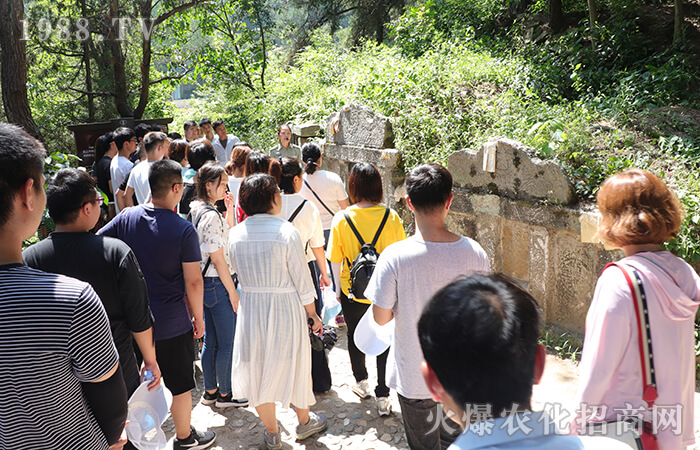 ����u��ɽ�tɫ֮�ã������������¸�ǰ����