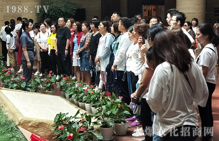 ��ꖼtɫ֮�ã���η�D��������ֱǰ��