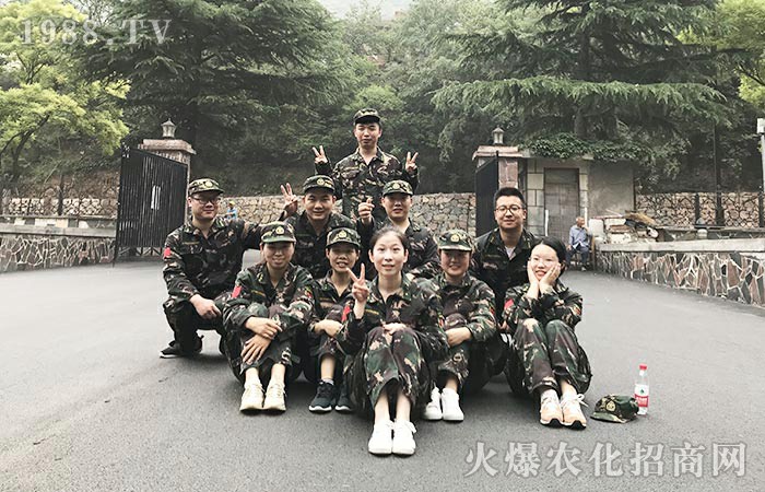 紅旗，共克時(shí)艱！精神之渠，永不斷流！