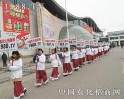 ���R�Ĳ��ӣ�չʾ���r(n��ng)����(zh��n)ʿ�Ą���(qi��ng)�c��(ji��n)��