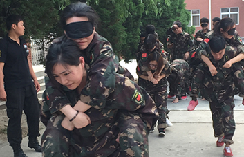 ������;�ж��D�U���Ҷ����v�������¸�ǰ�У�